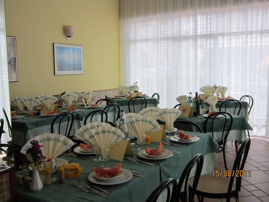 רימיני Hotel Villa Domiziana מראה חיצוני תמונה