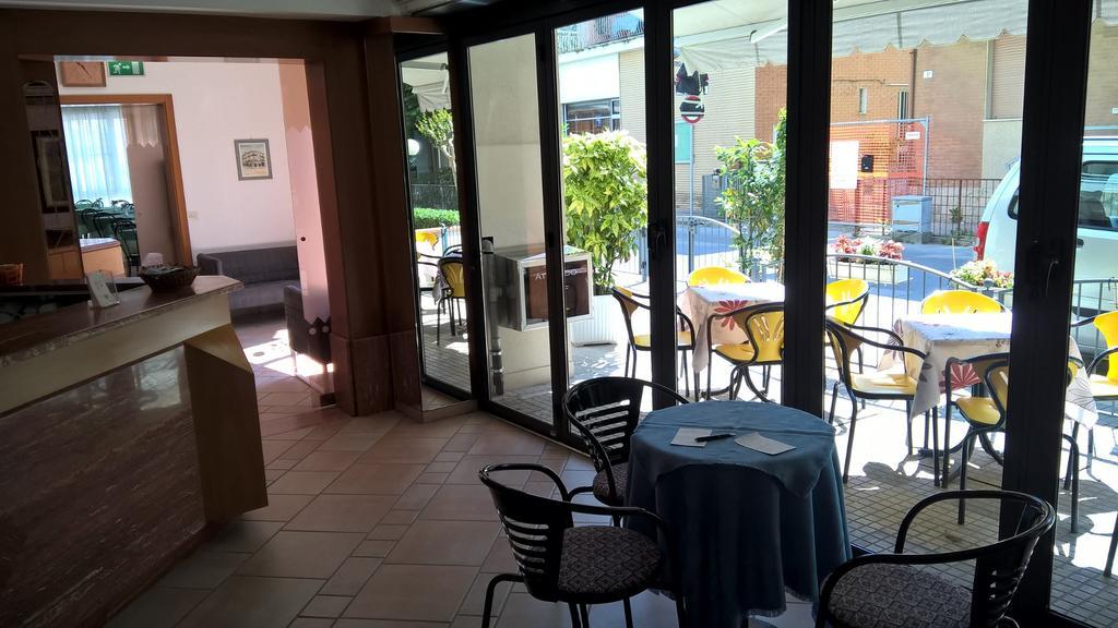 רימיני Hotel Villa Domiziana מראה חיצוני תמונה